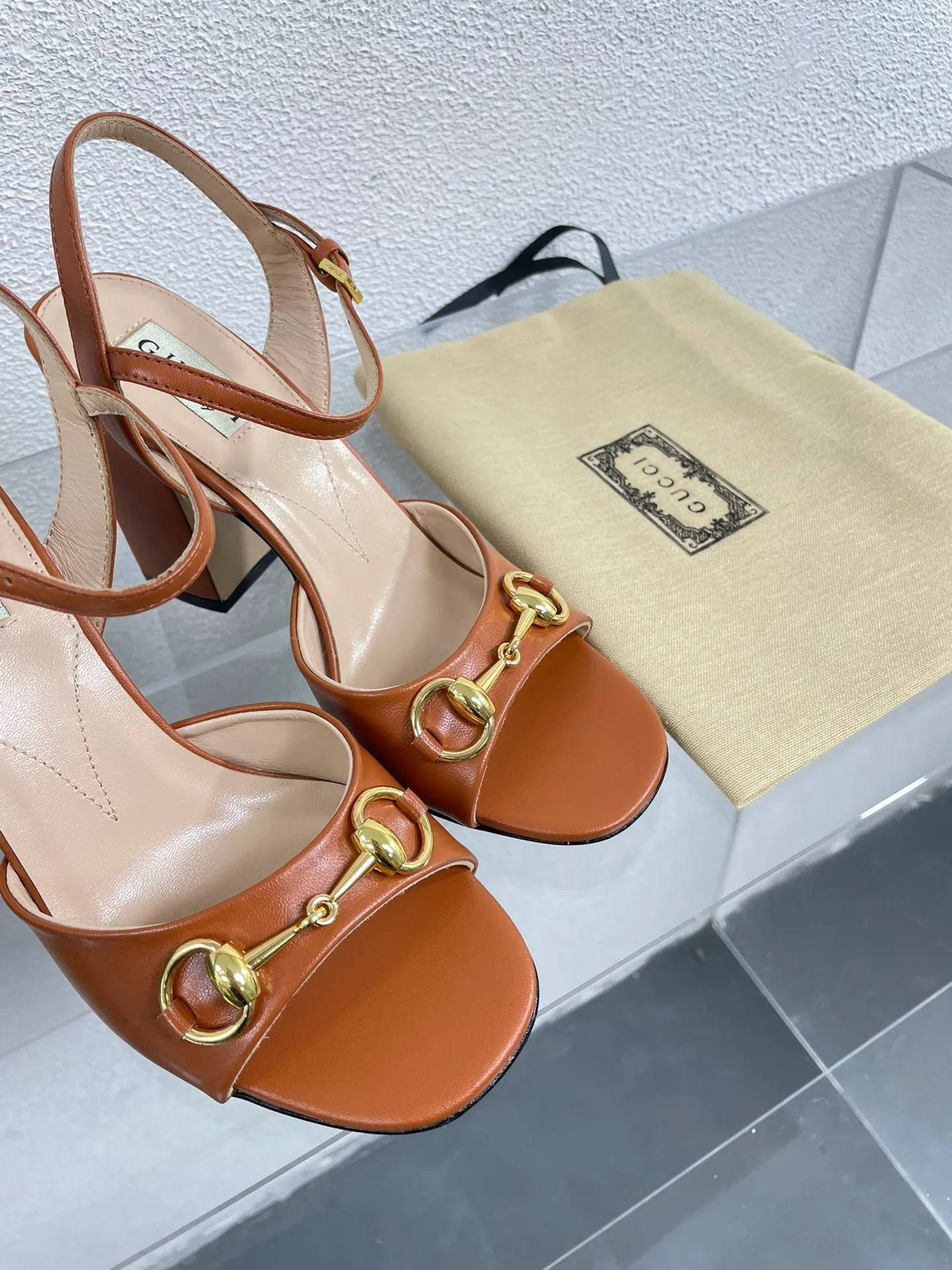 👟👟Ex-factory price 520👟👟 Classic Gucci sandals 💰 Popular 🔥 single product brown, upper made of lambskin, classic logo💪 Exquisite double G diamond buckle hardware, Italian imported genuine leather outsole💯 Sheepskin lining, feet, classic hardware buckle, original custom code number: 35 36 37 38 39 40 41 42 (order 40 41 42) with original packaging